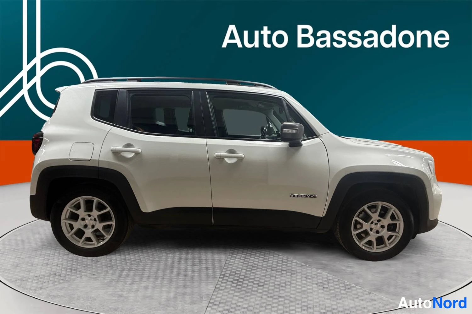 Valkoinen Jeep Renegade 2021, sivulta, kuva 5