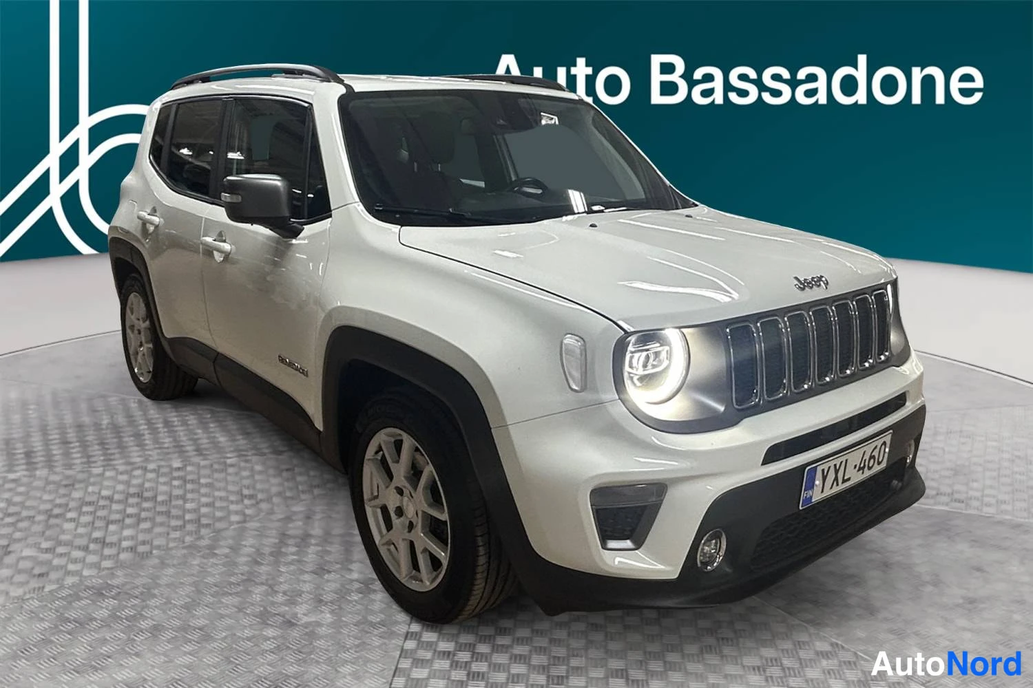 Valkoinen Jeep Renegade 2021, etuviisto, keula oikealle, kuva 2