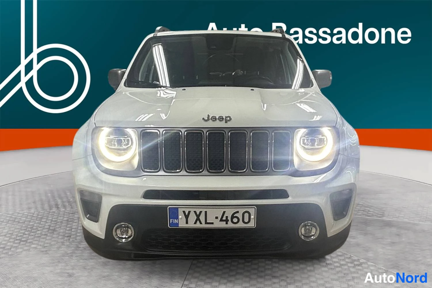Valkoinen Jeep Renegade 2021, edestä, kuva 3