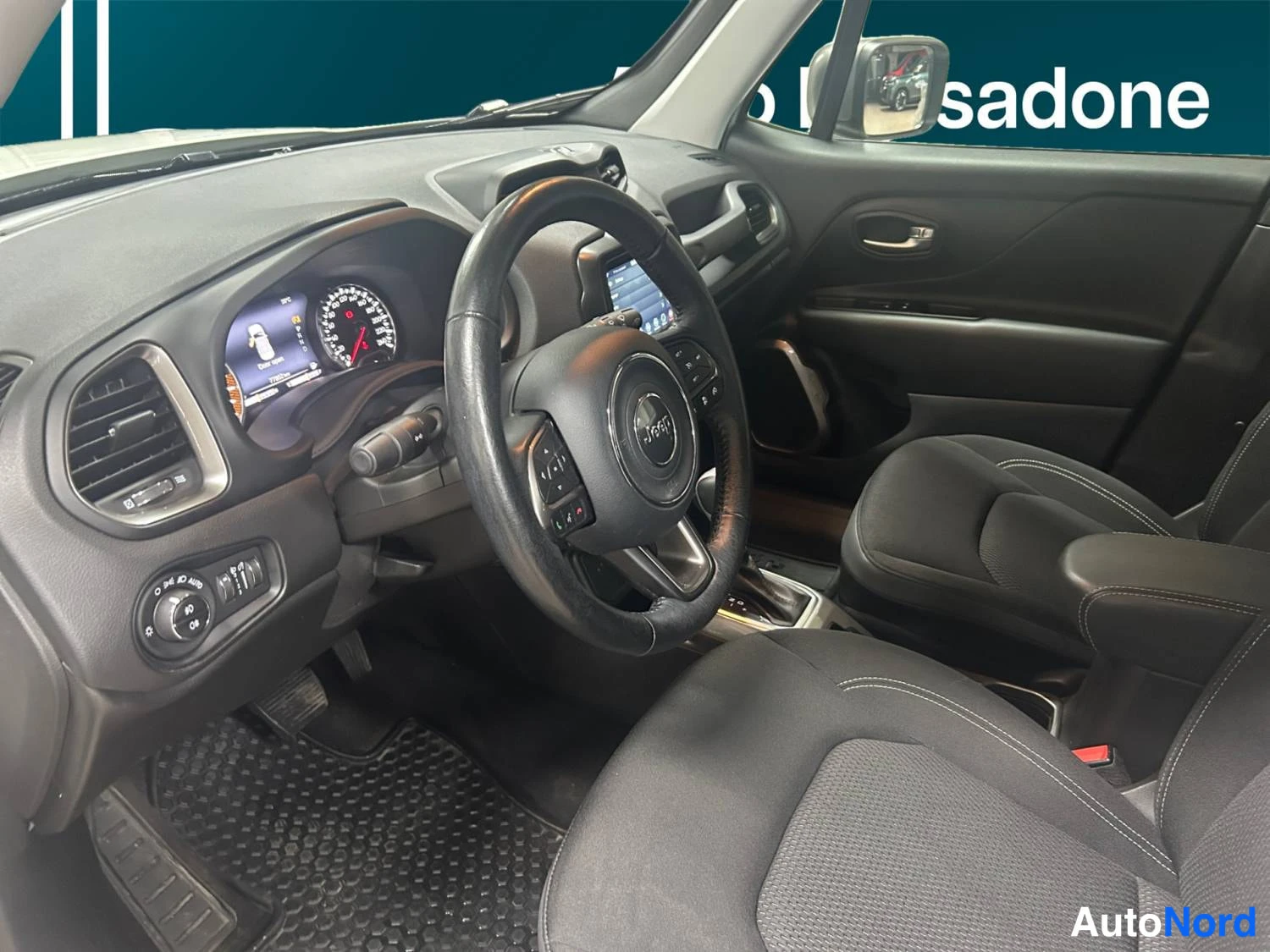 Valkoinen Jeep Renegade 2021, kuva 12
