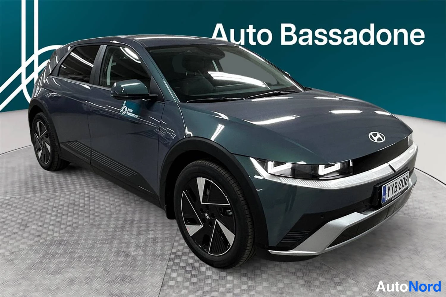 Sininen Hyundai Ioniq 5 2026, etuviisto, keula oikealle, kuva 2