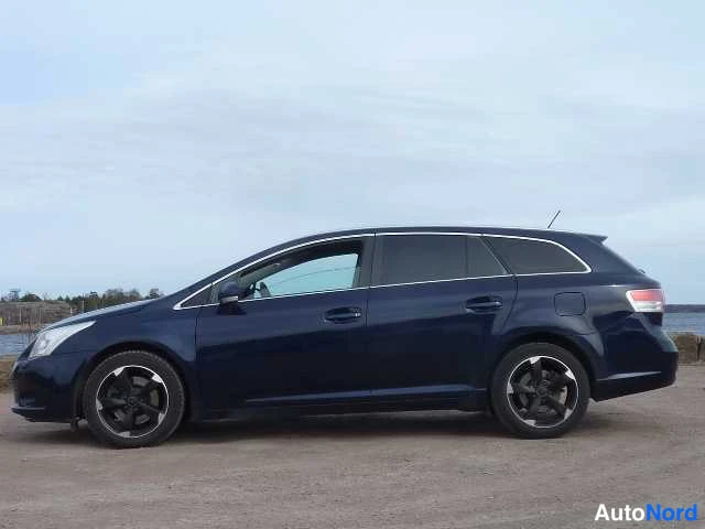 Blue Toyota AVENSIS 2009, front three-quarter, nose to the left, photo 2