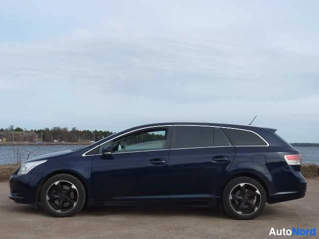 Blue Toyota AVENSIS 2009, front three-quarter, nose to the left, photo 3