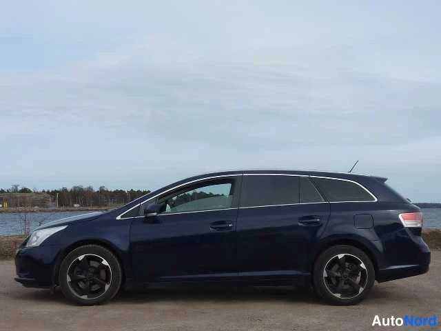 Blue Toyota AVENSIS 2009, front three-quarter, nose to the left, photo 4