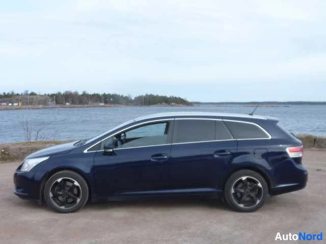Blue Toyota AVENSIS 2009, front three-quarter, nose to the left, photo 5