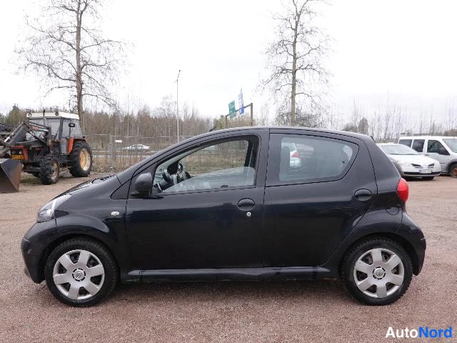 Musta Toyota AYGO 2006, sivulta, kuva 8