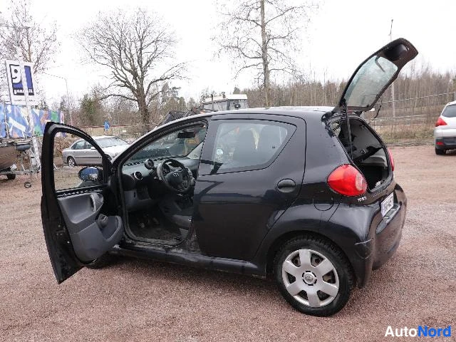 Musta Toyota AYGO 2006, takaviisto, kuva 10