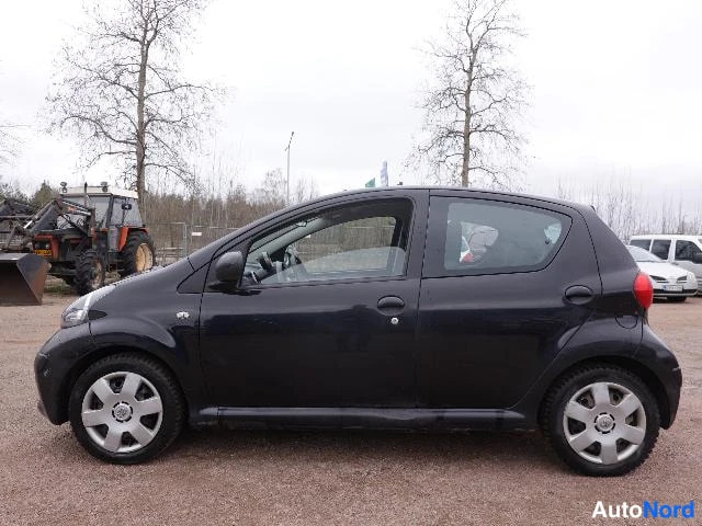 Musta Toyota AYGO 2006, sivulta, kuva 9