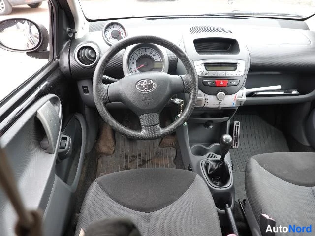 Musta Toyota AYGO 2006, ohjaamo, kuva 18