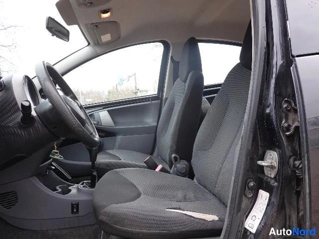 Musta Toyota AYGO 2006, etuistuimet, kuva 22