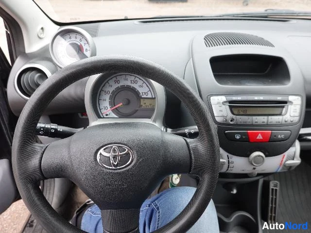 Musta Toyota AYGO 2006, ohjaamo, kuva 19