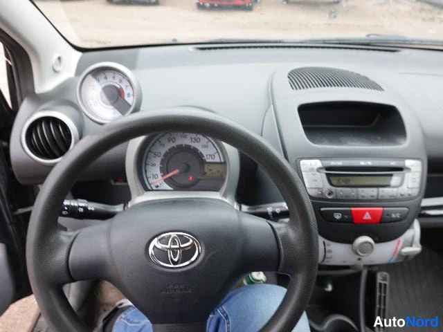 Musta Toyota AYGO 2006, ohjaamo, kuva 20