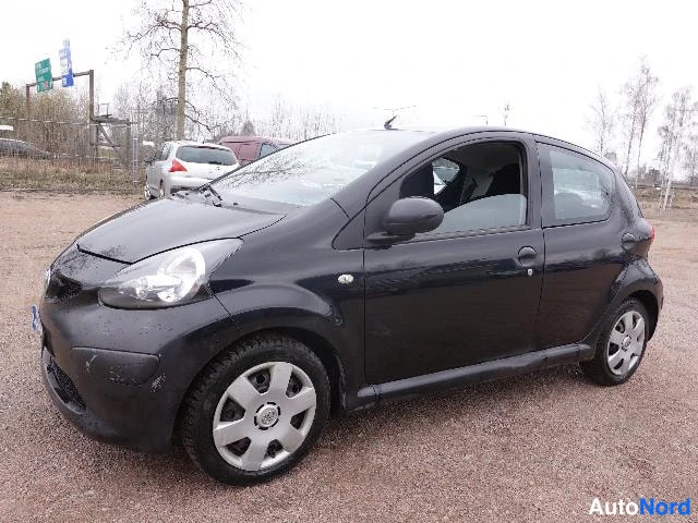 Musta Toyota AYGO 2006, etuviisto, keula vasemmalle, kuva 2
