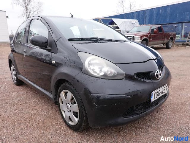 Musta Toyota AYGO 2006, etuviisto, keula oikealle, kuva 3