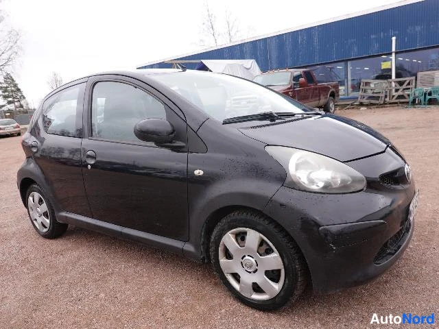Musta Toyota AYGO 2006, etuviisto, keula oikealle, kuva 4