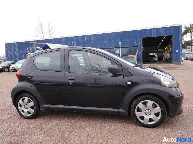Musta Toyota AYGO 2006, etuviisto, keula oikealle, kuva 5