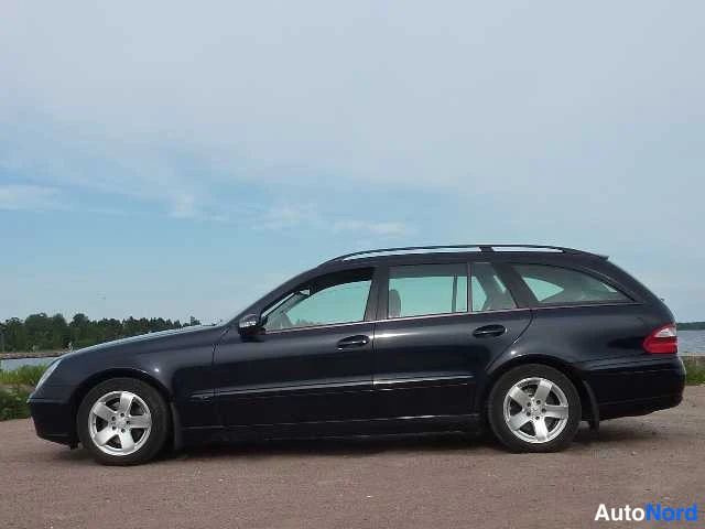 Blue Mercedes-Benz E 270 CDI 2003, front three-quarter, nose to the left, photo 2