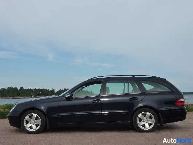 Blue Mercedes-Benz E 270 CDI 2003, front three-quarter, nose to the left, photo 3