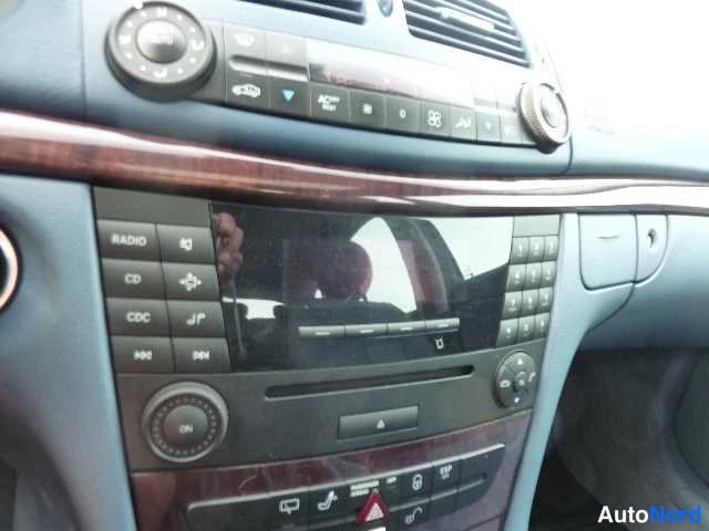 Sininen Mercedes-Benz E 270 CDI 2003, yksityiskohta, kuva 11