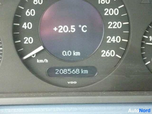 Sininen Mercedes-Benz E 270 CDI 2003, yksityiskohta, kuva 13
