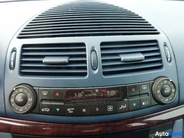 Sininen Mercedes-Benz E 270 CDI 2003, yksityiskohta, kuva 10