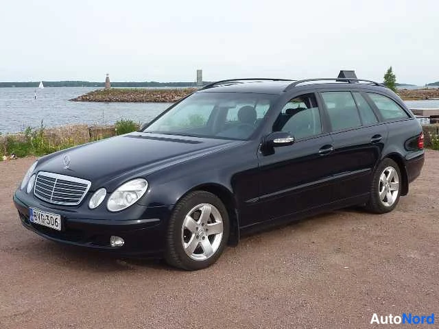 Blue Mercedes-Benz E 270 CDI 2003, front three-quarter, nose to the left, photo 4