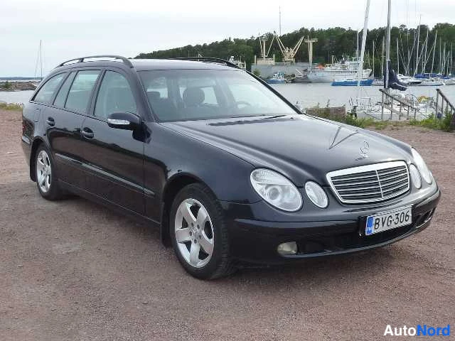 Blue Mercedes-Benz E 270 CDI 2003, front three-quarter, nose to the right, photo 5