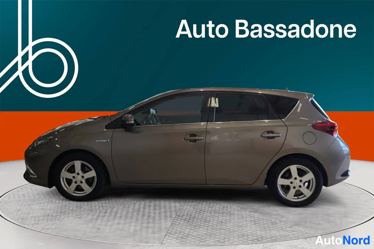 Harmaa Toyota Auris 2016, sivulta, kuva 4