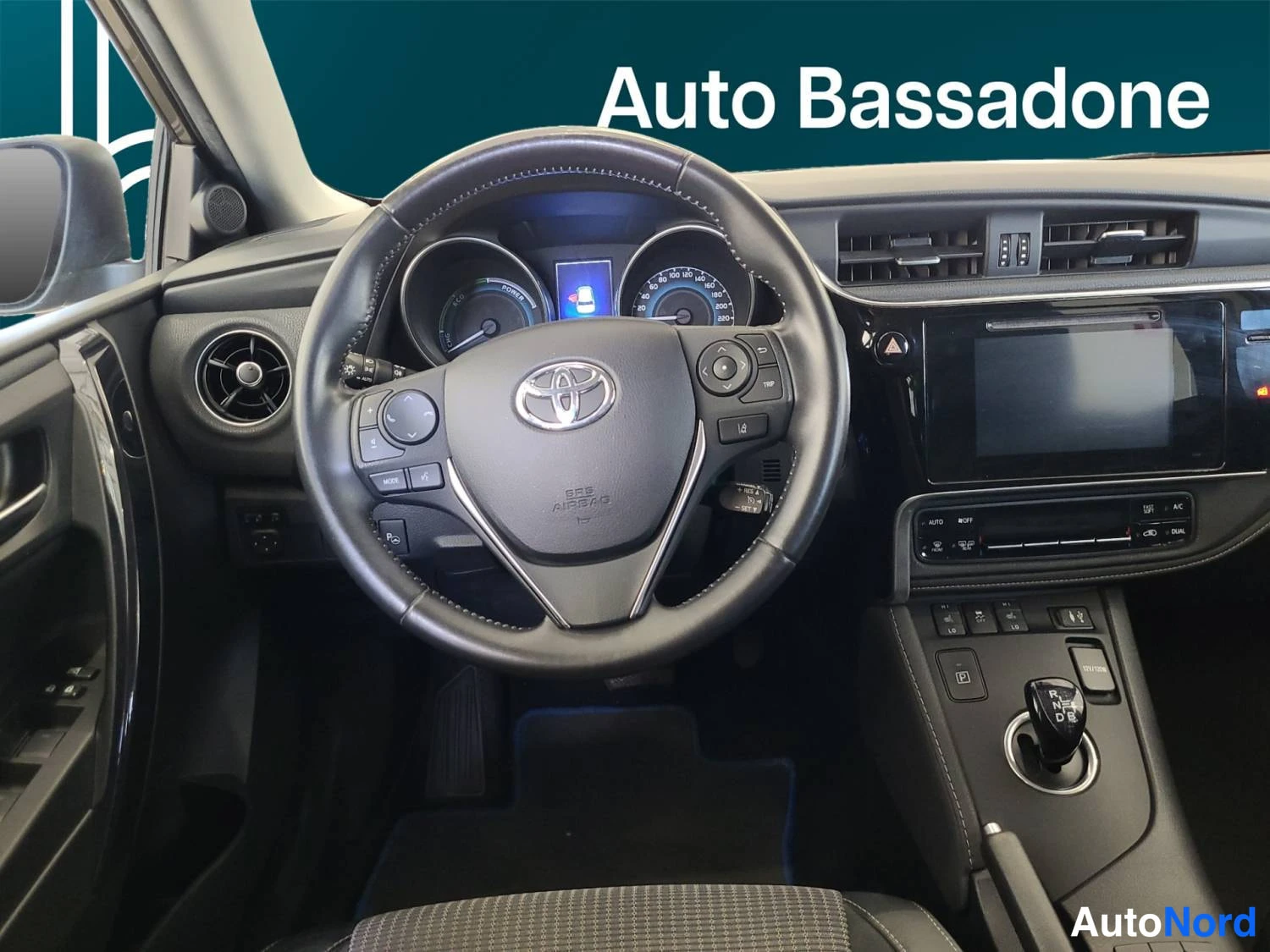 Harmaa Toyota Auris 2016, kuva 12
