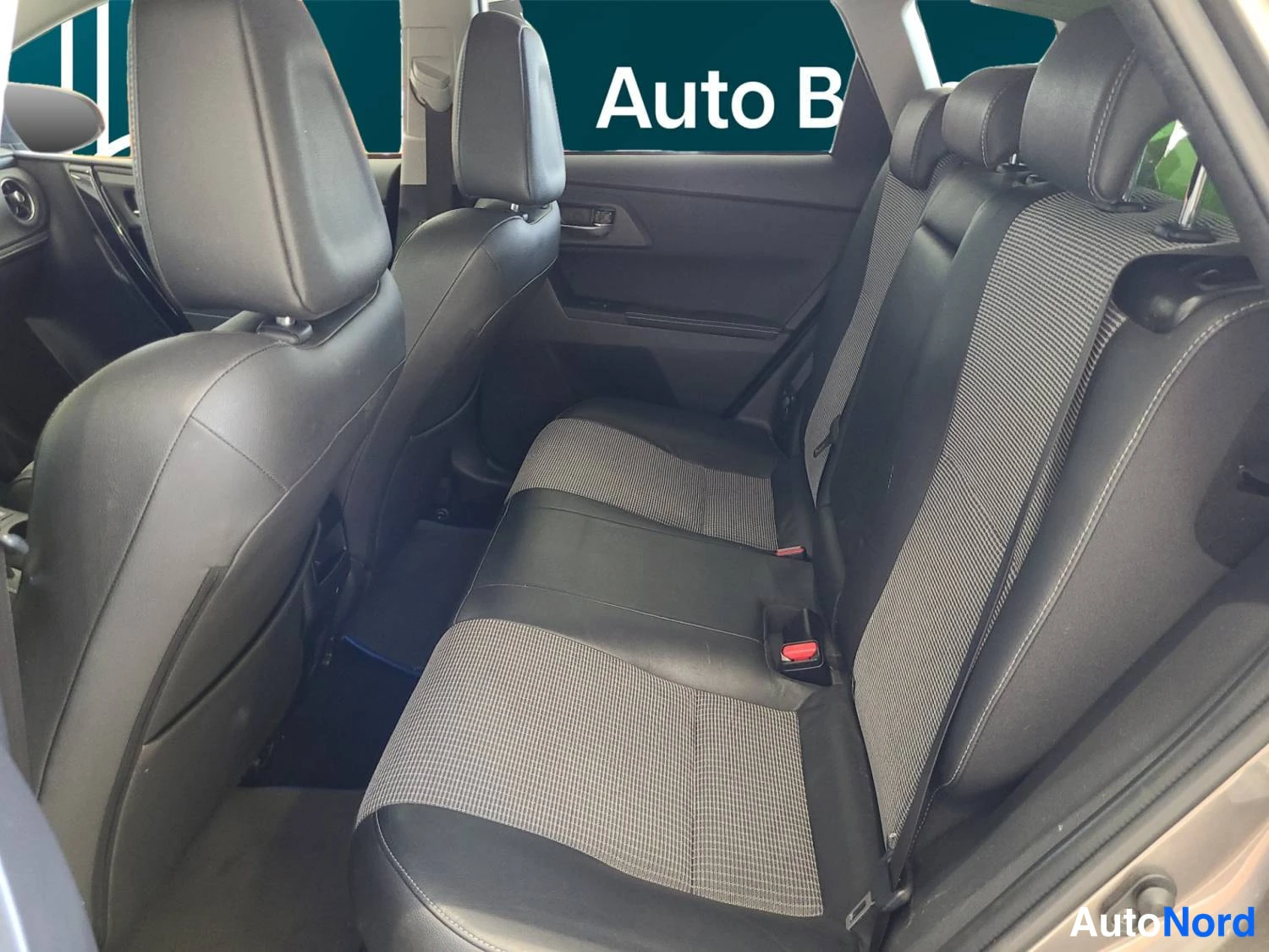 Harmaa Toyota Auris 2016, kuva 13