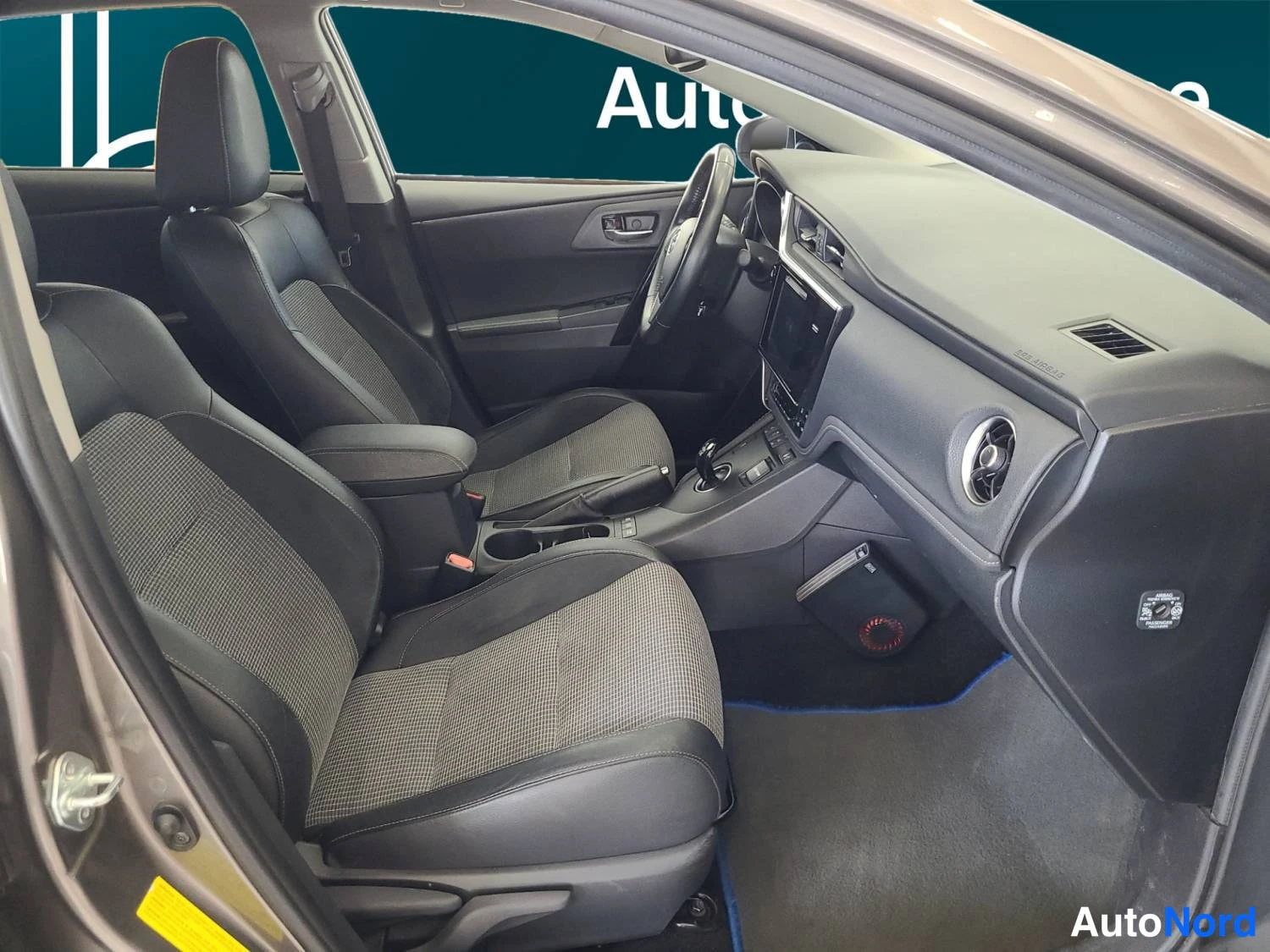 Harmaa Toyota Auris 2016, kuva 15