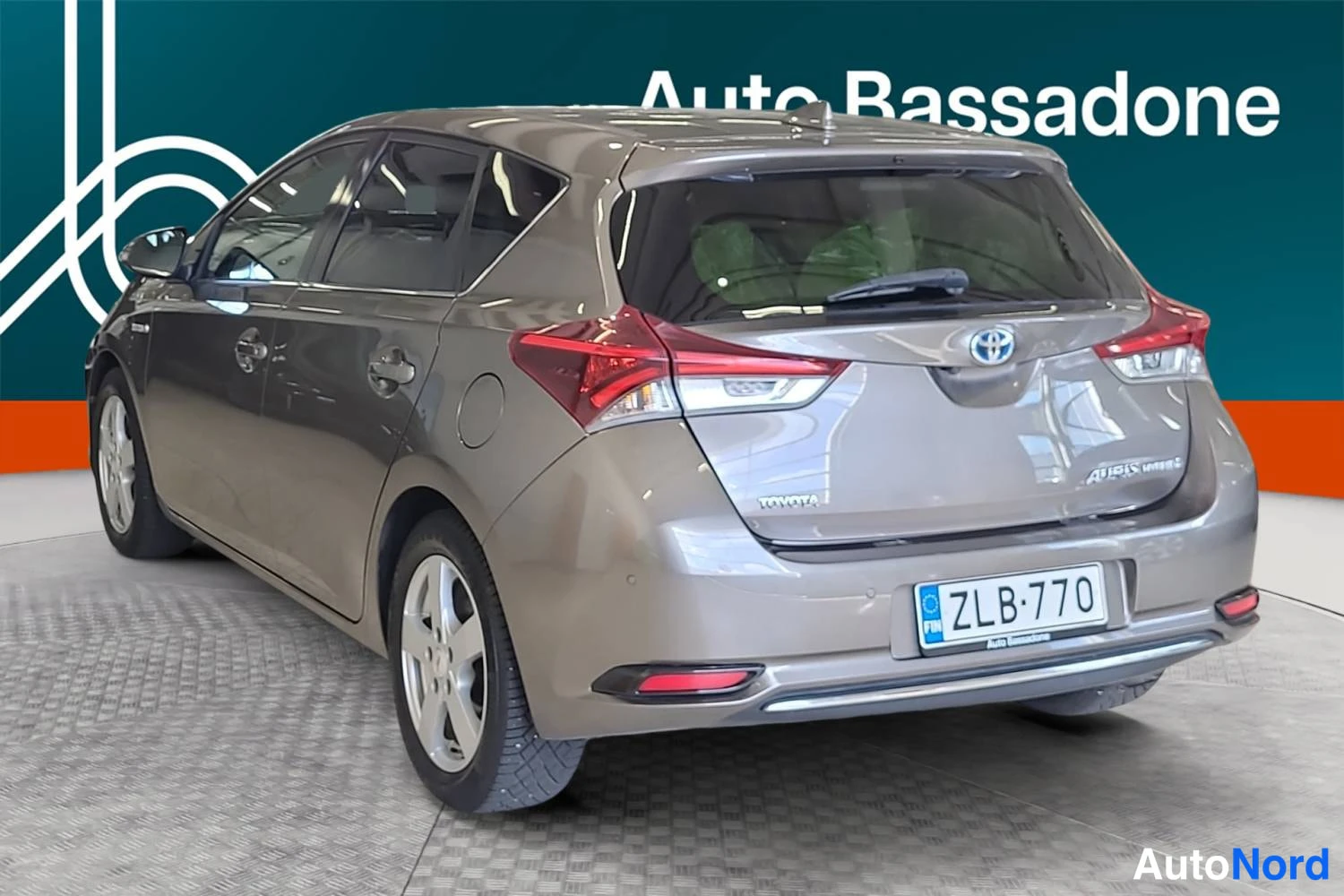 Harmaa Toyota Auris 2016, takaviisto, kuva 6