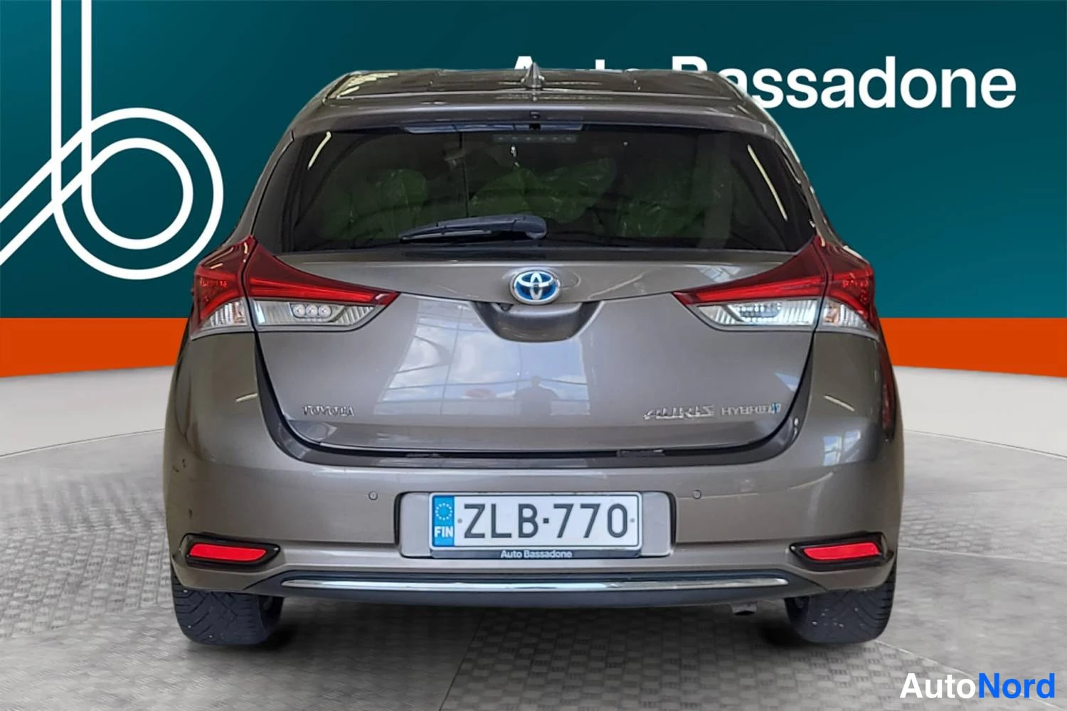 Harmaa Toyota Auris 2016, takaa, kuva 8