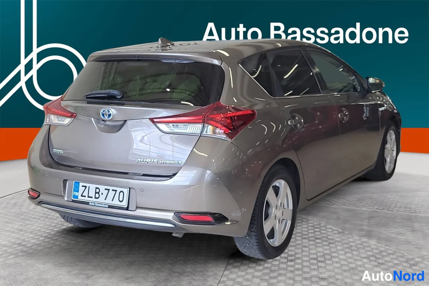 Harmaa Toyota Auris 2016, takaviisto, kuva 7