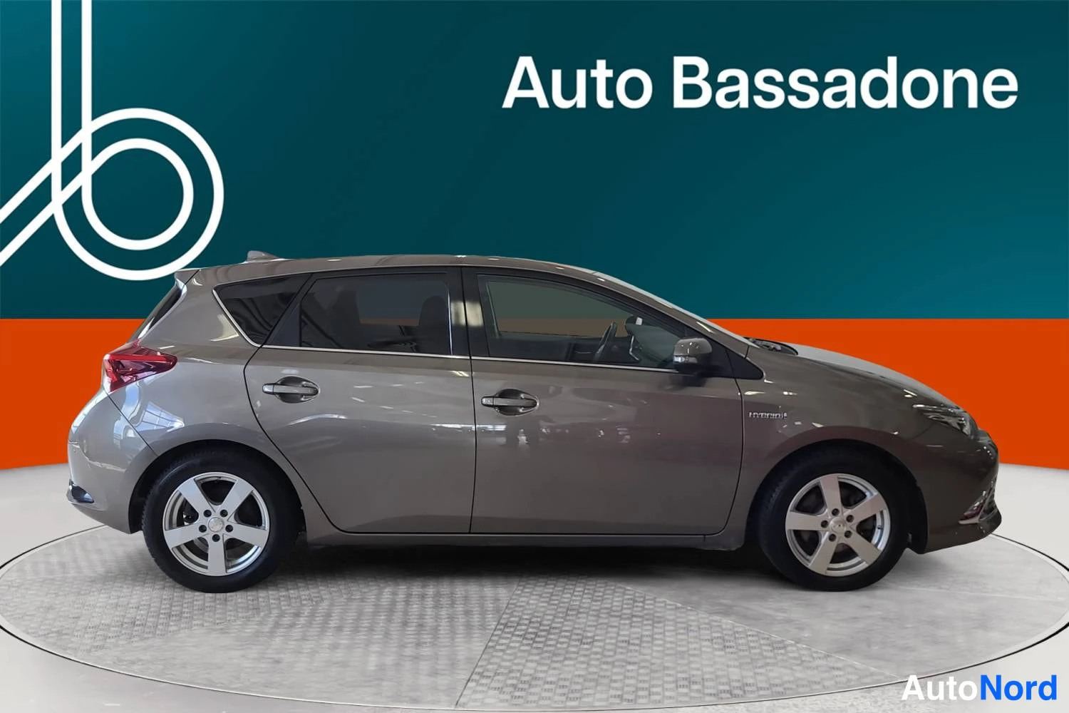 Harmaa Toyota Auris 2016, sivulta, kuva 5