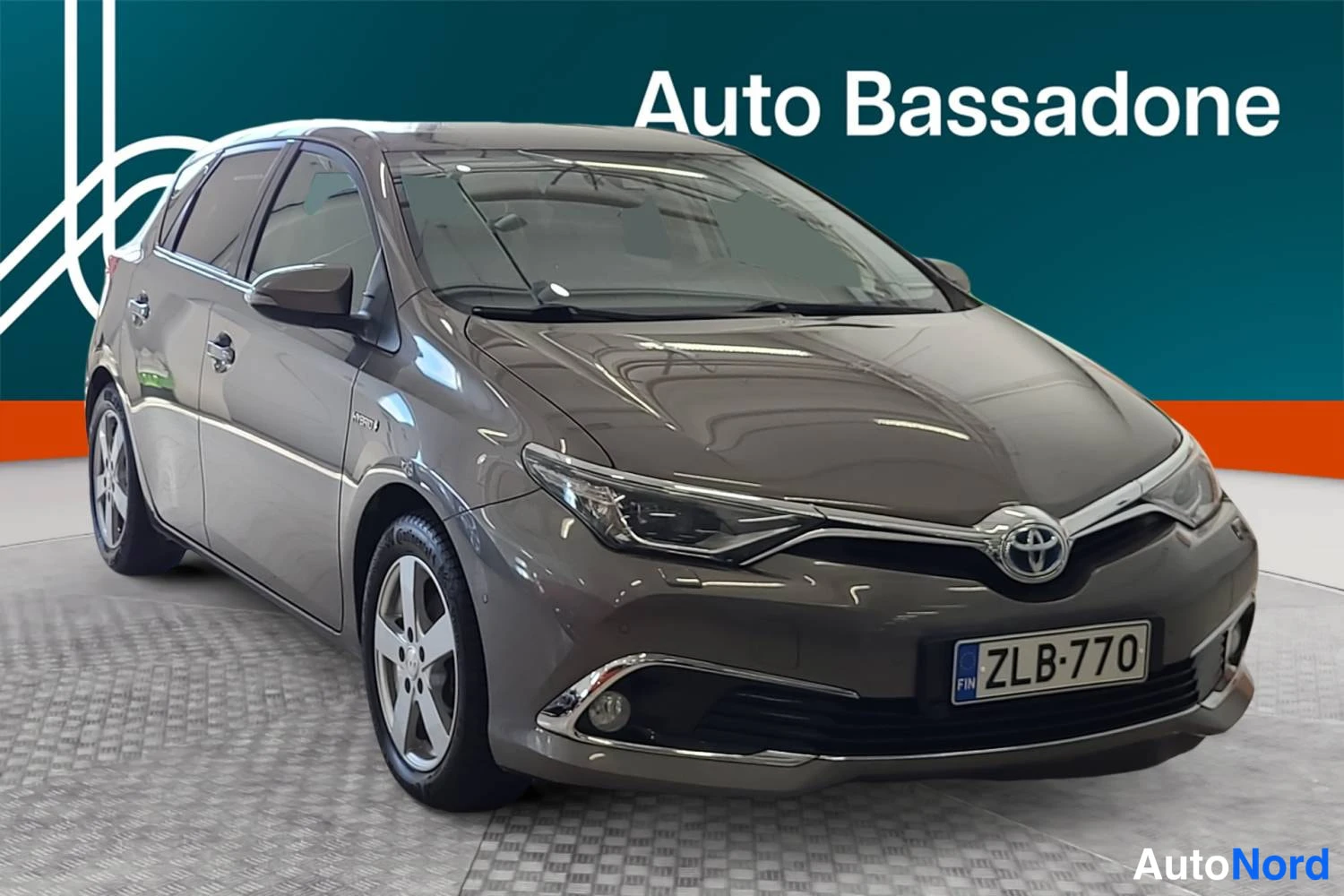 Harmaa Toyota Auris 2016, etuviisto, keula oikealle, kuva 2