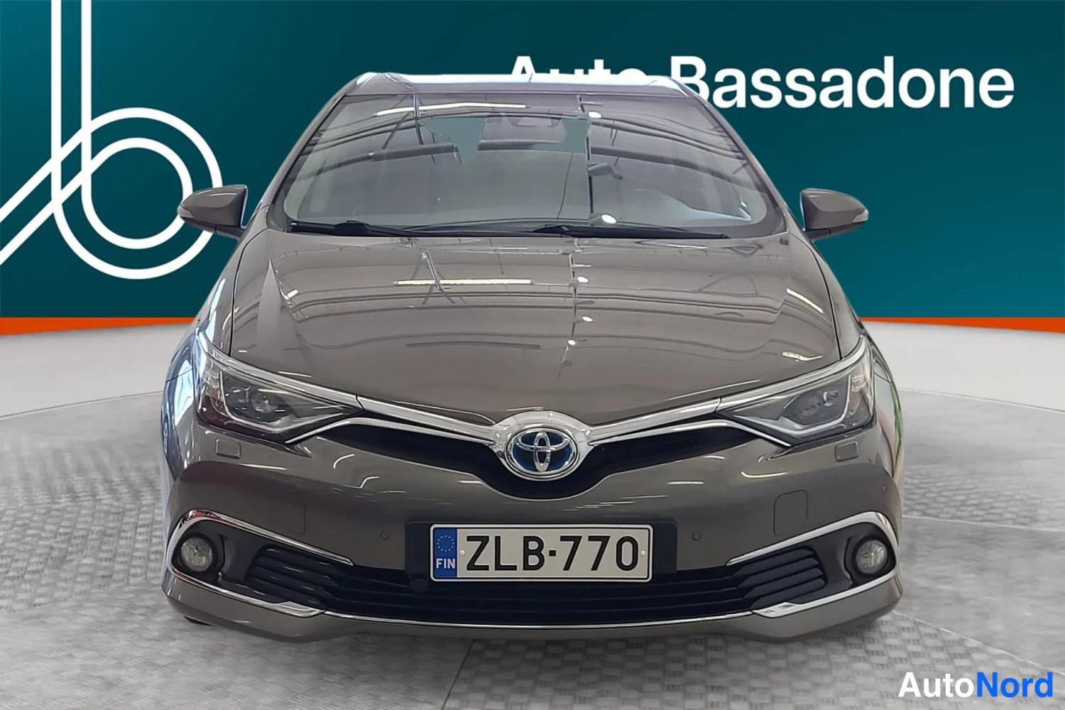 Harmaa Toyota Auris 2016, edestä, kuva 3