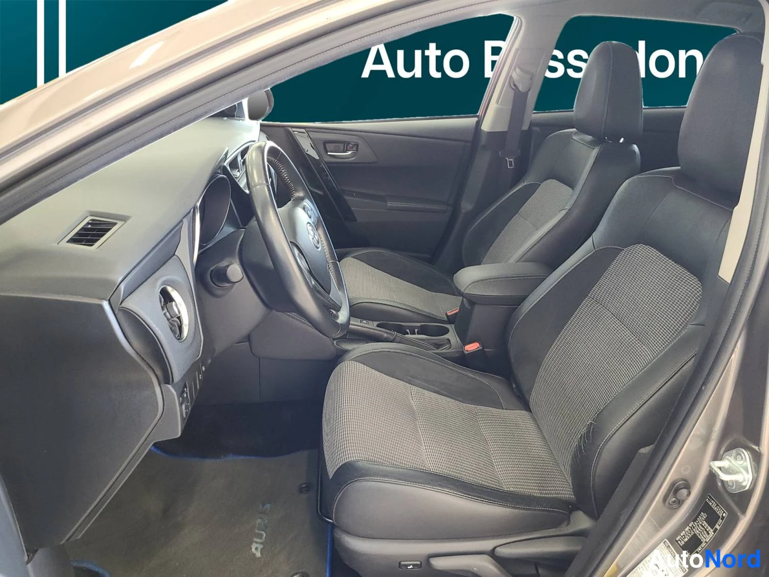 Harmaa Toyota Auris 2016, kuva 9