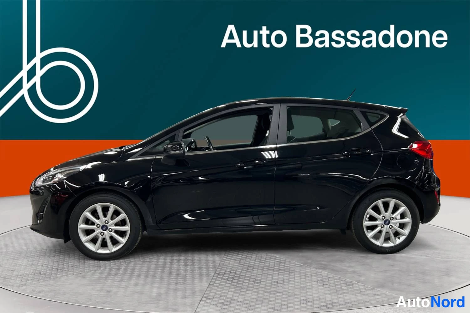 Musta Ford Fiesta 2018, sivulta, kuva 4