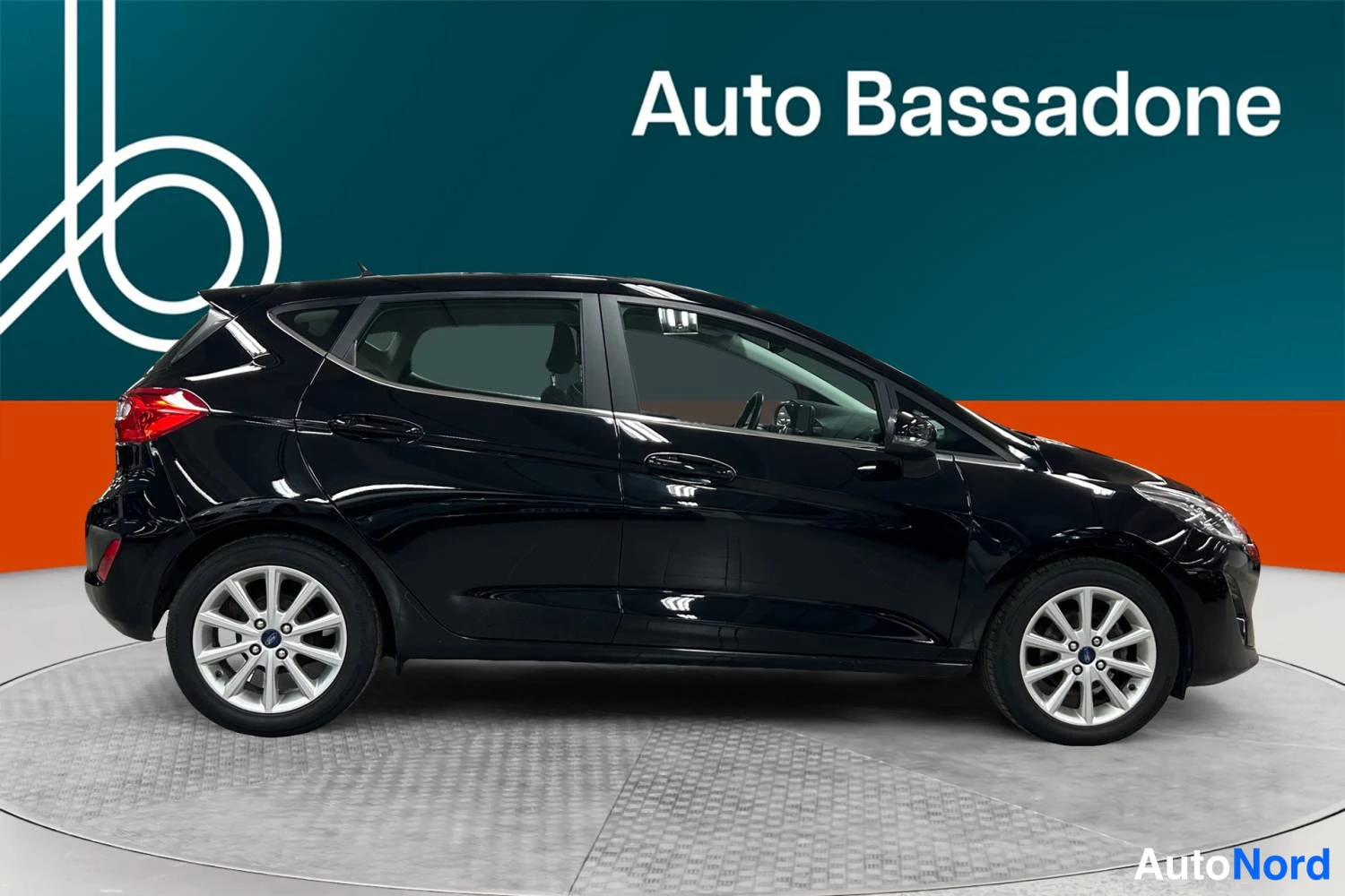 Musta Ford Fiesta 2018, sivulta, kuva 5