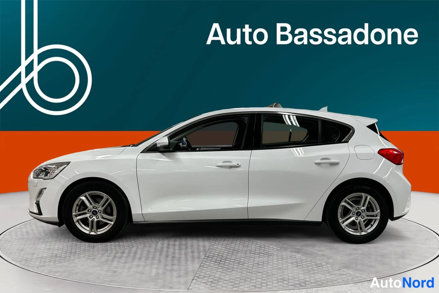Valkoinen Ford Focus 2019, sivulta, kuva 6