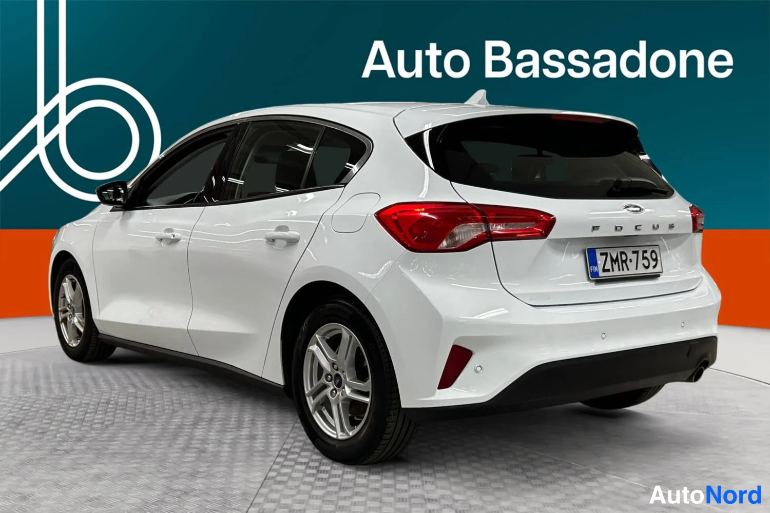 Valkoinen Ford Focus 2019, takaviisto, kuva 7