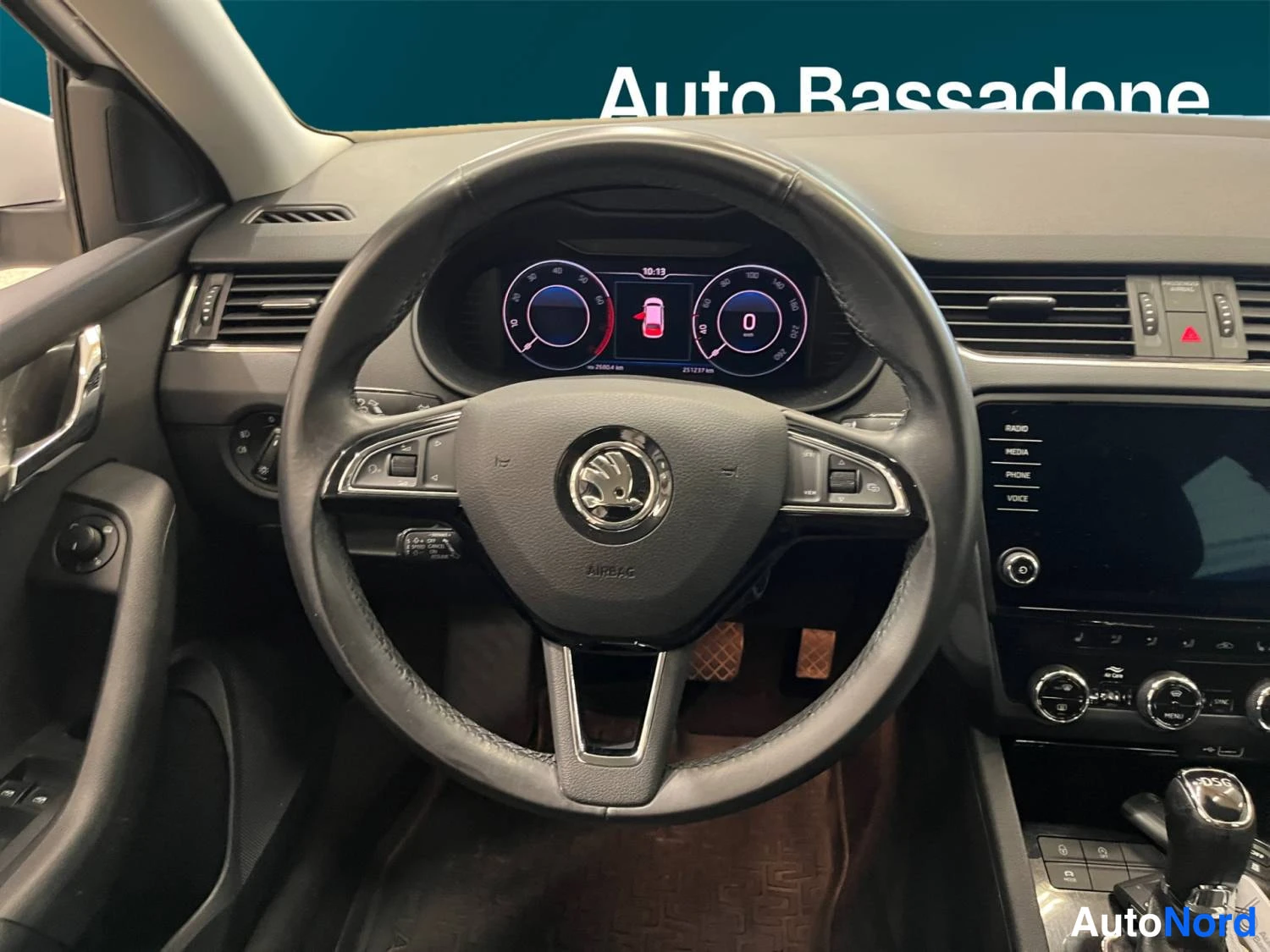 Valkoinen Skoda Octavia 2020, kuva 12