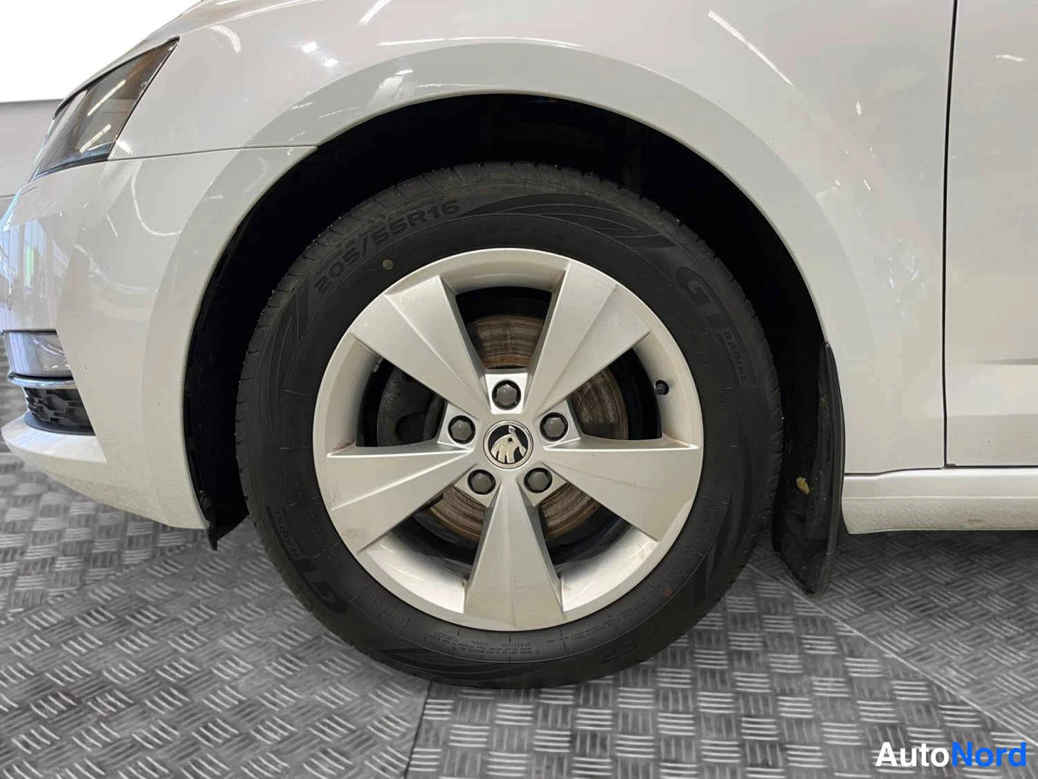 Valkoinen Skoda Octavia 2020, etuviisto, keula vasemmalle, kuva 2