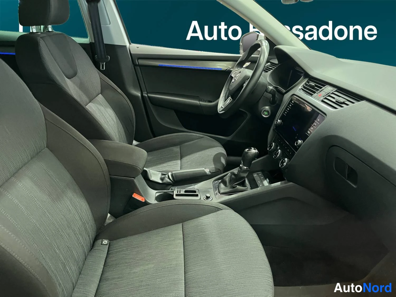 Valkoinen Skoda Octavia 2020, kuva 13
