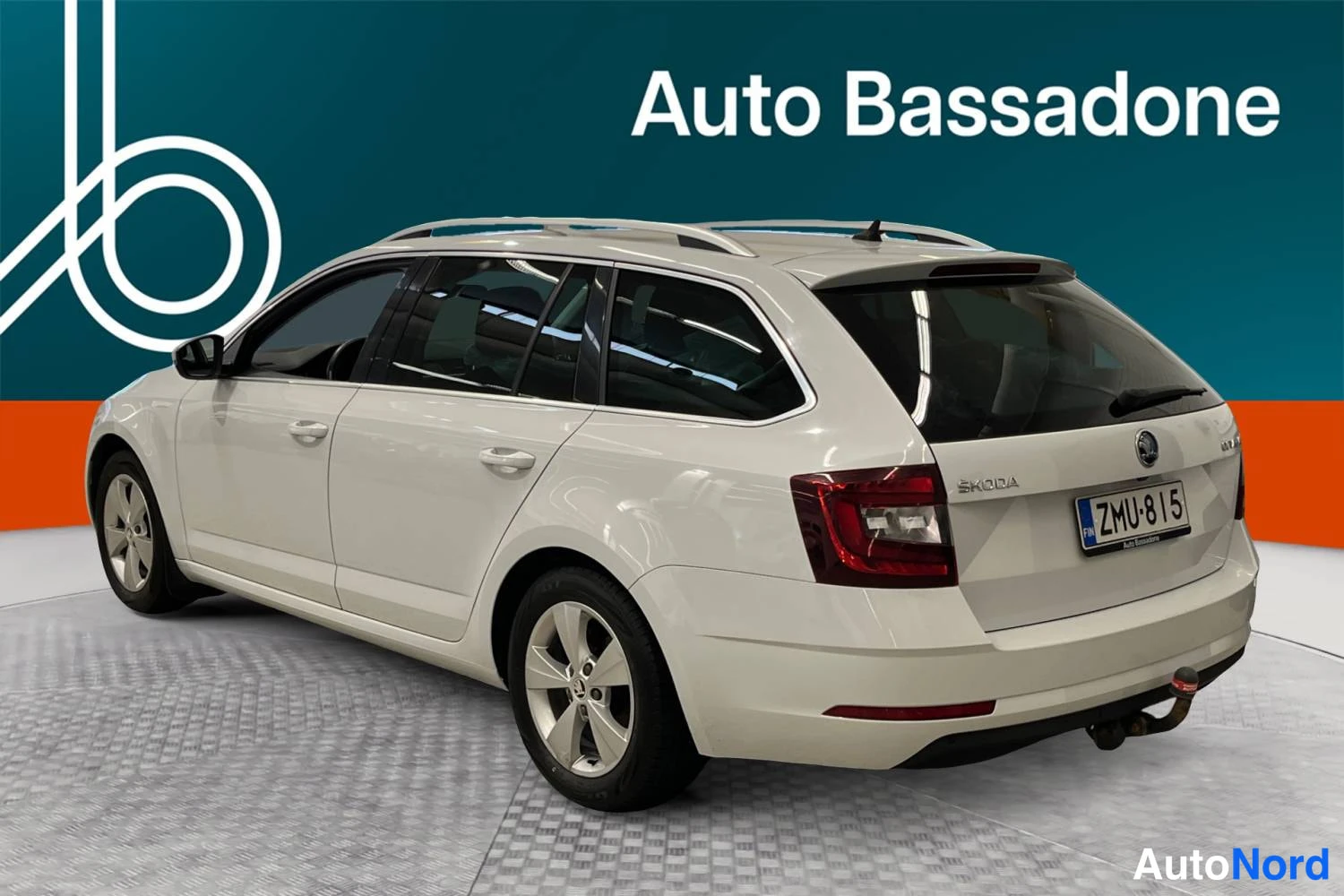 Valkoinen Skoda Octavia 2020, takaviisto, kuva 6