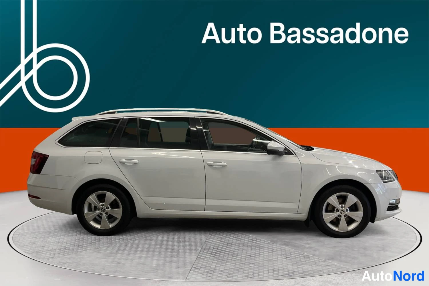 Valkoinen Skoda Octavia 2020, sivulta, kuva 5