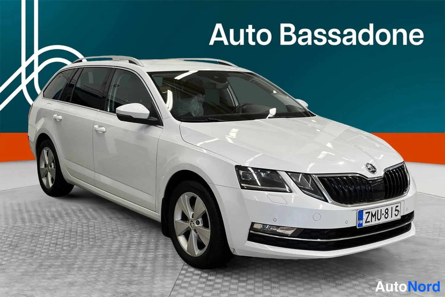 Valkoinen Skoda Octavia 2020, etuviisto, keula oikealle, kuva 3