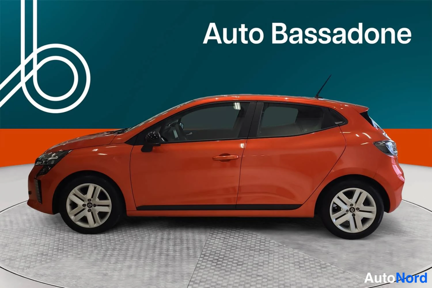 Oranssi Renault Clio 2025, sivulta, kuva 6