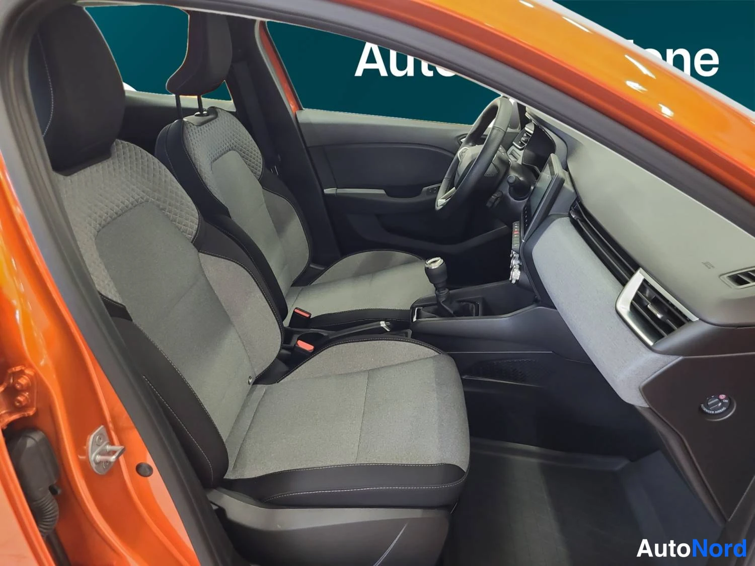Oranssi Renault Clio 2025, kuva 16